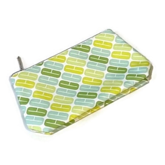 CLINIQUE SIGNATURE C GREEN AND YELLOW MAKEUP COSMETIC BAG - Picture 1 of 5